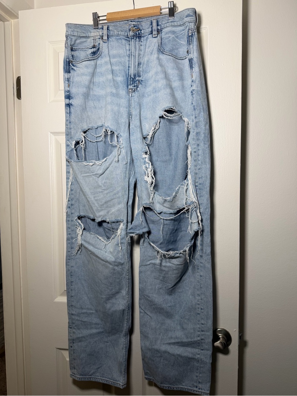 American Eagle Light Wash Distressed Baggy Jean